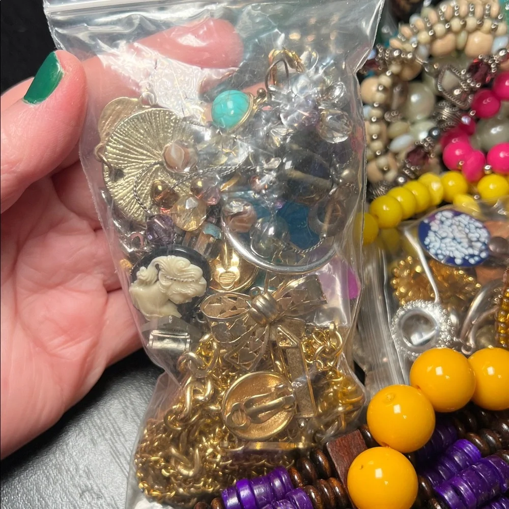 Gallon Bag Lot of Craft Jewelry Some Wearable - Picture 7 of 17